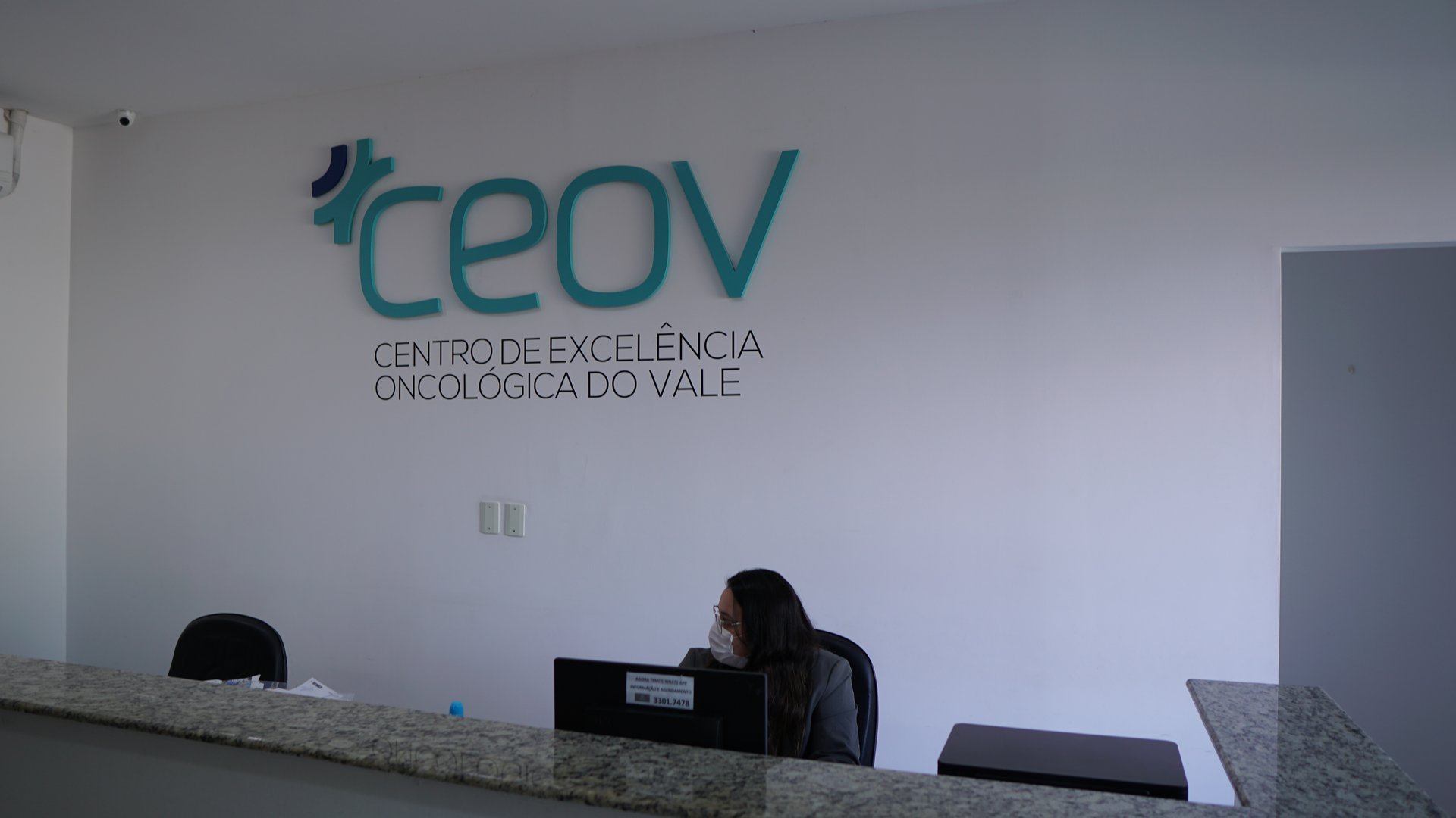 Mãos unidas em gesto de apoio ao paciente oncológico