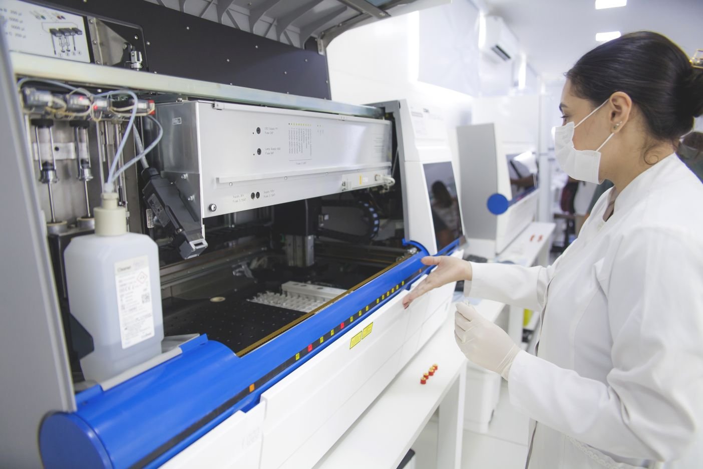 Laboratório de análises clínicas com equipamentos automatizados